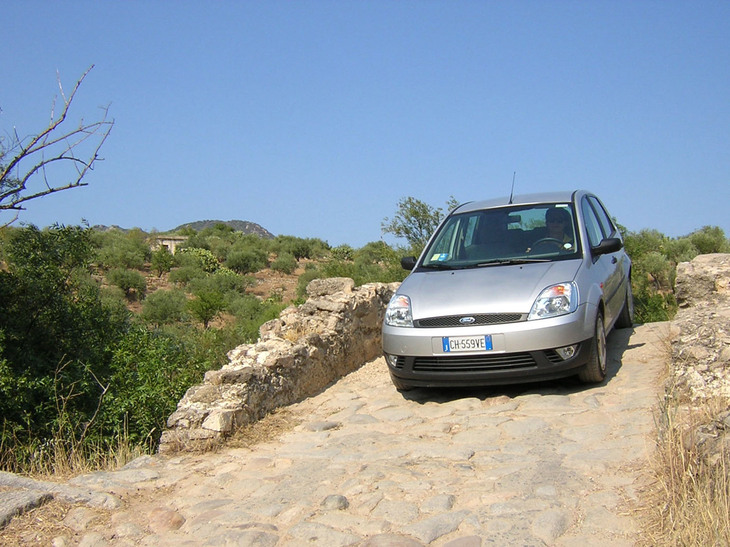 5代目「フィエスタ」（2002～2008年）。発売年に筆者がサルデーニャ島で借りて、運転中のスナップ。フィエスタは「オペル・コルサ」と並んで、レンタカーの定番であった。