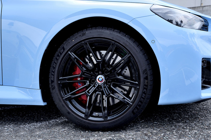 タイヤサイズはフロントが19インチでリアが20インチ。全幅もトレッドもすべて兄貴分の「M4」と同寸となっている。