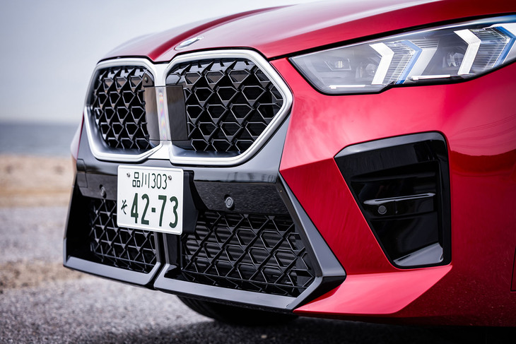 エッジの効いたキドニーグリルの両側に、マトリクスハイビーム付きのアダプティブLEDヘッドランプを配置。「X2」のCd値（空気抵抗係数）は0.27と、SUVとしては優秀な空力特性を誇る。