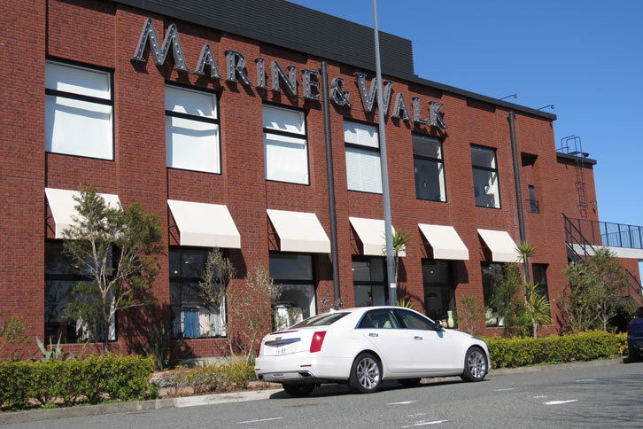 「MARINE & WALK YOKOHAMA」の赤レンガをバックに記念撮影。うーん。何度見ても記者には似合わぬ、おしゃれな商業施設である。