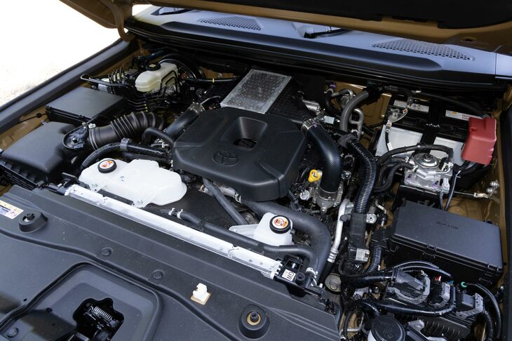 「ランクル“250”」には、もはやおなじみの2.7リッター直4ガソリンエンジン「2TR-FE」と、2.8リッター直4ディーゼルターボエンジン「1GD-FTV」を設定。後者は“70”と基本的に同じエンジンだが、出力を保ちつつターボを小型化して応答性を高めるなどの改良が加えられている。