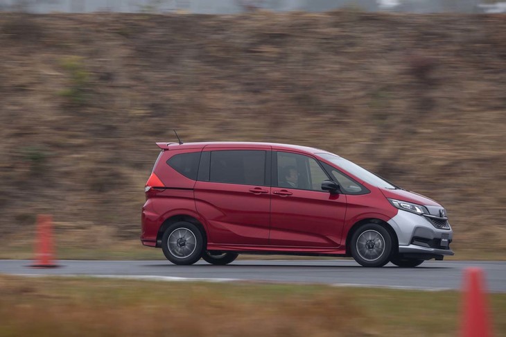 フロントバンパーをノーマルの「フリード」のものに変更した「モデューロX」を試す。ハンドリング性能の違いは明らかだ。