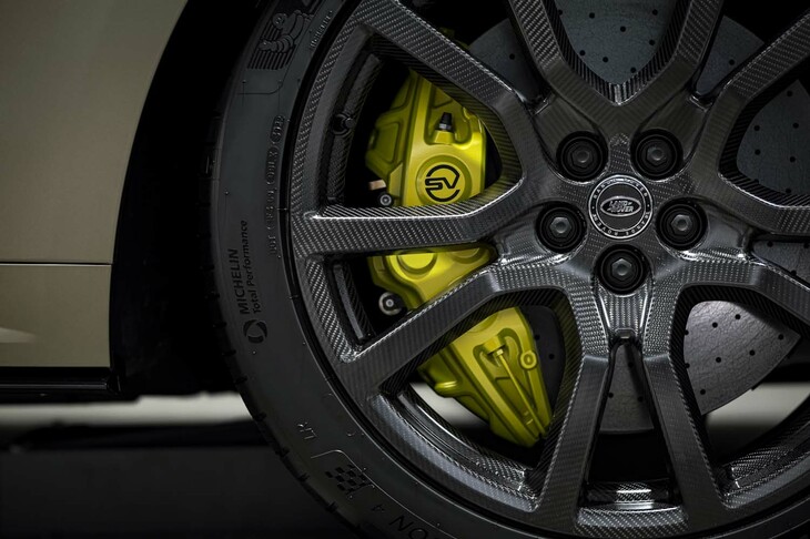 展示車両に装着された23インチのカーボンホイールと、カーボンセラミックブレーキ。