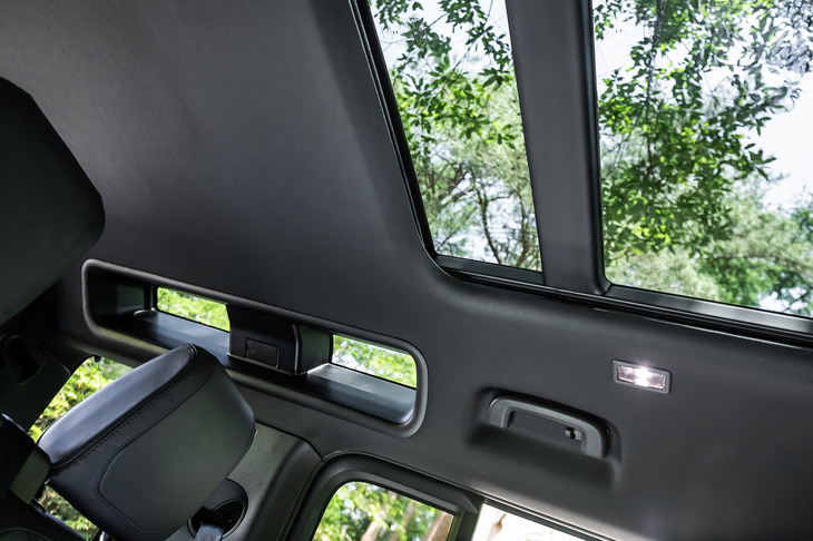 「アルパインウィンドウ」と呼ばれるルーフの後端左右に設けられた窓は、オリジナルの「ディフェンダー」を思わせるモチーフだ。今回の試乗車に装備されていた「スライディングパノラミックルーフ」は、無償で選択できるオプション。