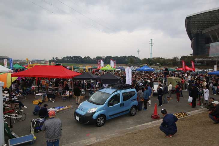 参加者の多くが家族や恋人、友人たちと訪れており、集合時はこれほどの人数に……。誰かを連れてきたくなる。そんなアットホームな雰囲気も、このイベントの大きな魅力なのだろう。