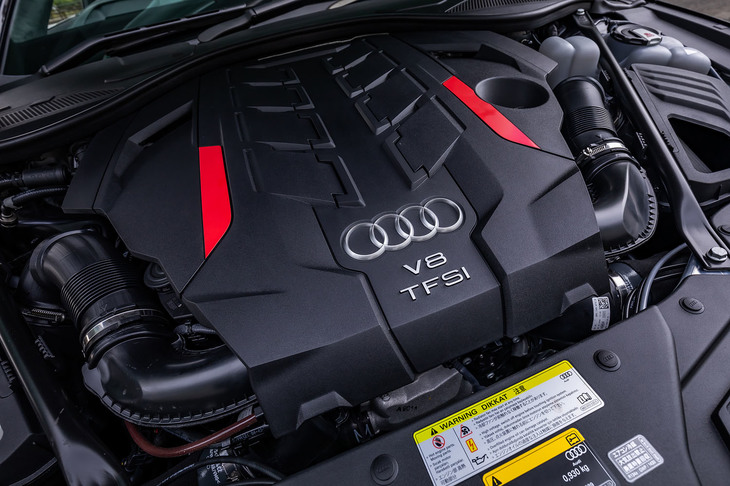 4リッターV8ツインターボエンジンに48Vマイルドハイブリッドシステムが組み込まれたパワーユニットは最高出力571PS、最大トルク800N・mを発生。8段ATを組み合わせている。