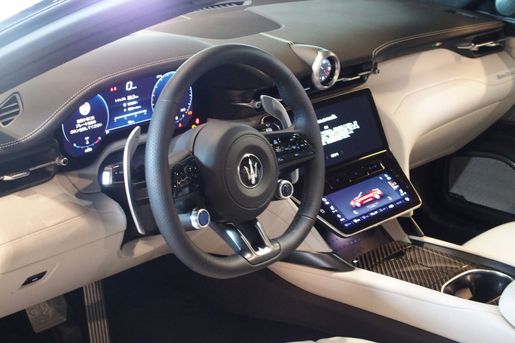 「マセラティ・グランカブリオ トロフェオ」のコックピット。上下2段式のタッチスクリーンやデジタル式の「マセラティウオッチ」が目を引くインストゥルメントパネルデザインは「グラントゥーリズモ」に準じたもの。