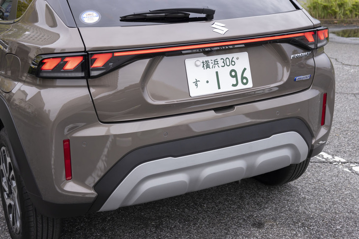 左右がひとつながりのリアコンビランプが実際よりも車体をワイドに見せる。クーペボディーを採用するためか、テールゲートの開口部がだいぶ高い位置に設定されている。