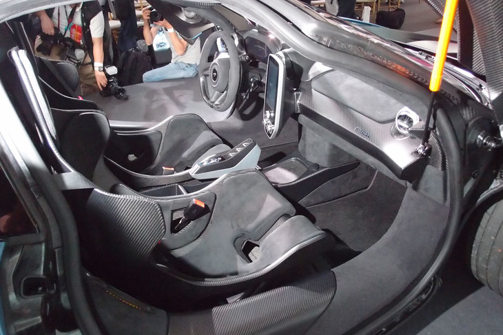 「マクラーレン・セナ」のキャビンは「モノケージIII」と呼ばれるカーボン製モノコックで構成されている。