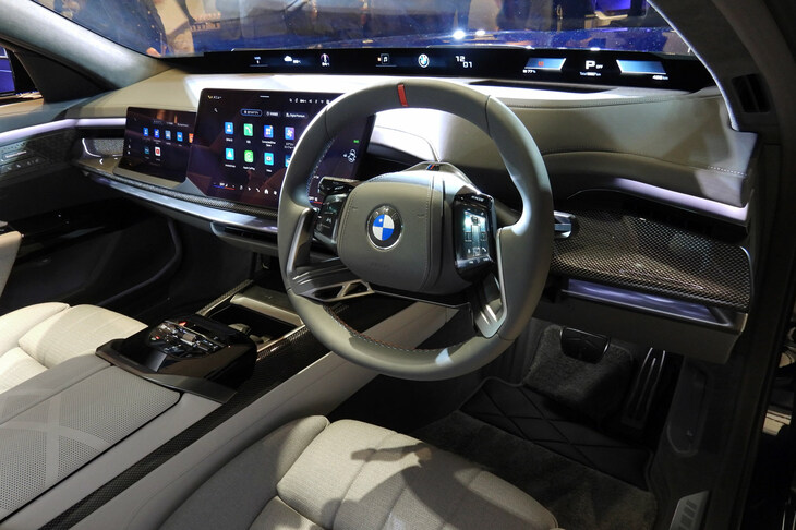 BMW i7 M70 xDrive（インストゥルメントパネルまわり）