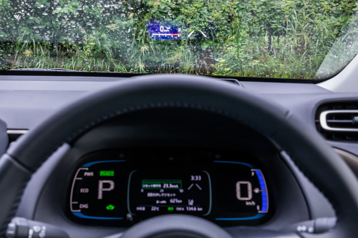 4.2インチのマルチインフォメーションディスプレイを内蔵するデジタルメーターが標準装備される新型「アクア」。カラーヘッドアップディスプレイは、「トヨタチームメイト」などの運転支援システムとセットとなるオプションアイテム。