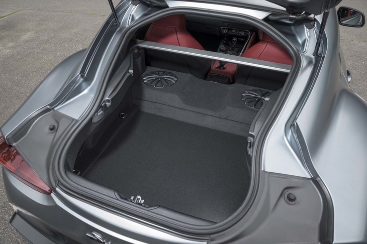 荷室の容量は290リッター。キャビンとの間に隔壁は備わらない。