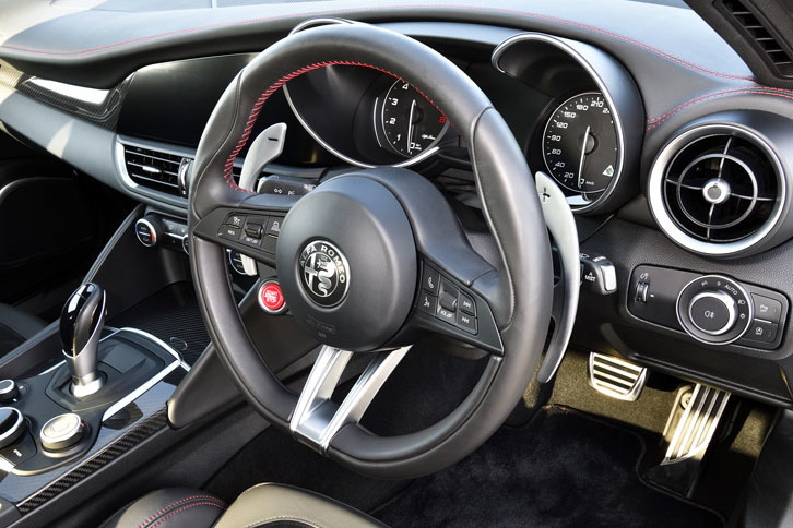 ステアリングホイールの背後には、上下に長い形状のシフトパドルが備わる。ステアリングとは一緒に回らないコラム固定式。