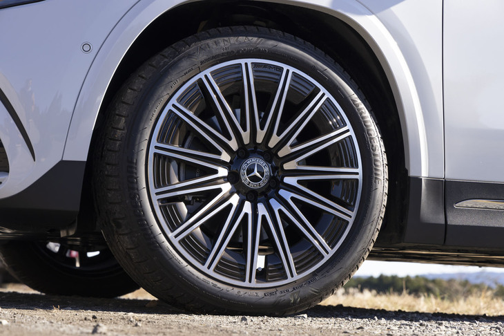 20インチのタイヤ＆ホイールも「AMGラインパッケージ」由来（標準は18インチ）。これまで見てきたとおり新しい「GLA」はAMGラインパッケージ装着車と非装着車でまるで別物に変わってしまう。