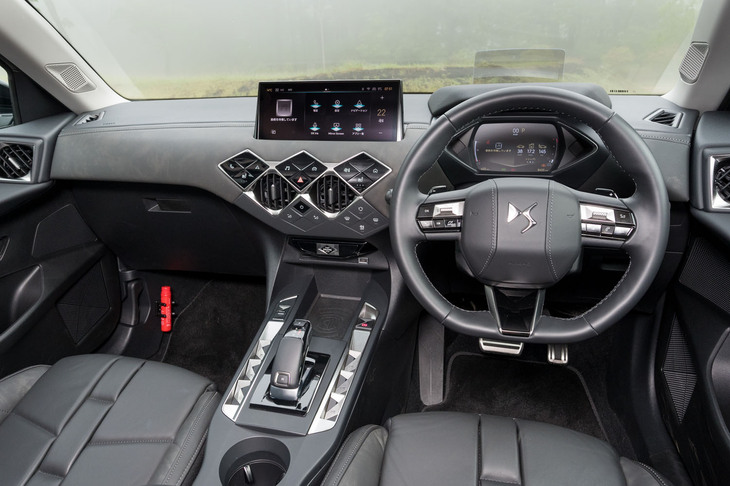 ダッシュ中央に並んだひし形が主張するダッシュボード。タッチスクリーンのサイズが7インチから10.3インチへと拡大している。