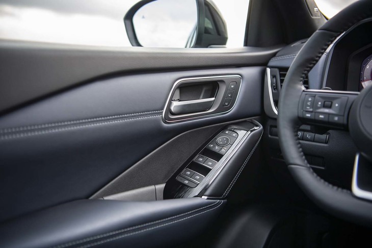 日産キャシュカイ（運転席側のドアパネル）