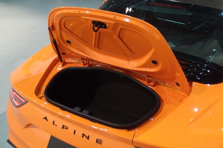 アルピーヌA110S（ヘリテージカラー採用車のトランクルーム）