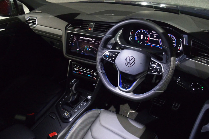 「ティグアンR」のインテリア。専用となるナッパレザーシートやパーフォレーテッドレザーの「マルチファンクションステアリングホイール（Rボタン付き）」などが装備される。