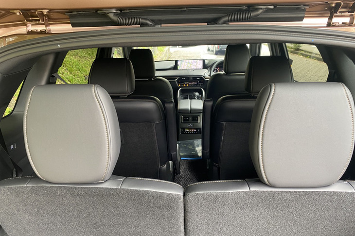 「CX-80」の3列目シートは2人掛け。開口部の広いリアドアやワンタッチウォークイン機能（2列目シート）、乗車用グリップなどを採用し、3列目シートへの乗り降りがしやすくなるよう工夫されている。