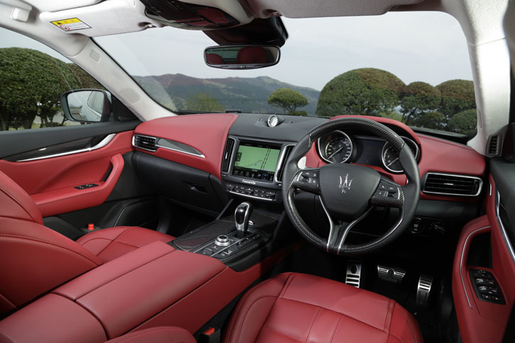 試乗車のインテリアカラーはロッソ（赤）で、オプションの「カーボンファイバートリム」が装着されていた。室内を華やかかつスポーティーに彩る。