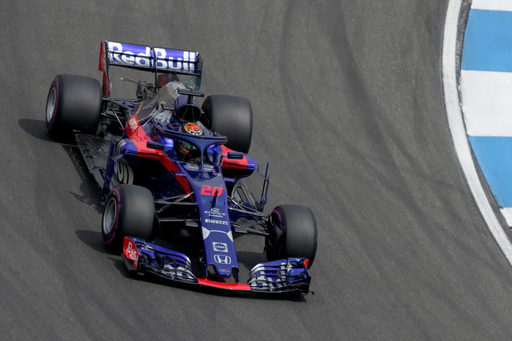 トロロッソ・ホンダの前半戦のピークは、何といってもピエール・ガスリーが5番グリッドから4位入賞を果たした第2戦バーレーンGPだが、その勢いは続かなかった。11戦して入賞4回で20点、ランキングは10チーム中8位。中盤にきて地道にポイントを稼いでいるザウバーが2点差で迫ってきている。後半戦は、今季型マシン「STR13」（写真）とホンダのパワーユニット、それぞれの課題を整理していくことから始まる。（Photo＝Toro Rosso）