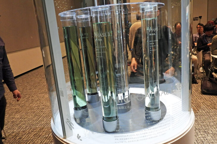 発表会では、マツダが独自に研究を進めているバイオ燃料の技術も展示。藻類を使えば、「大量のエネルギーを消費しないでもバイオ燃料の生成が可能になる」という。ただ、今のところビジネス化などは検討していないとのことだった。