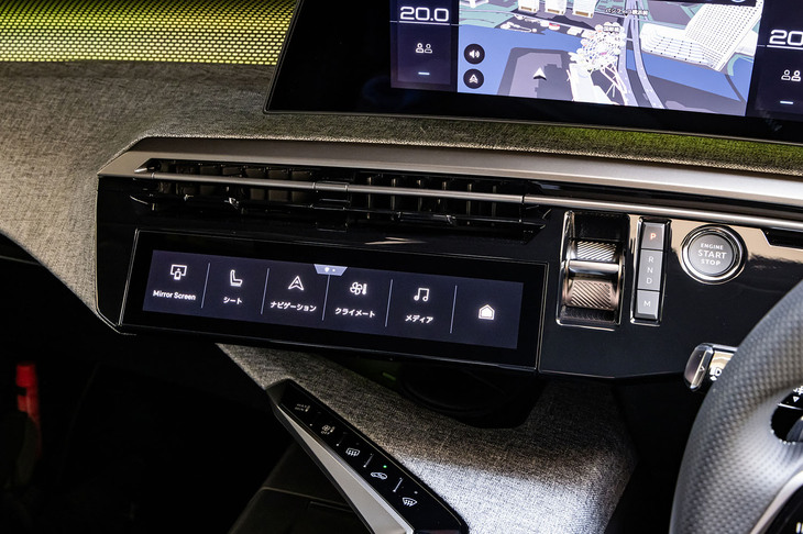 エンジンのスタート／ストップボタンとシフトセレクター、計10個のショートカットキーをカスタマイズすることが可能なタッチパネル式の「i-Toggles（iトグル）」をダッシュボード中央にレイアウト。iトグルを用いて、エアコンやオーディオ、ナビの操作などを直感的に行えるようになっている。