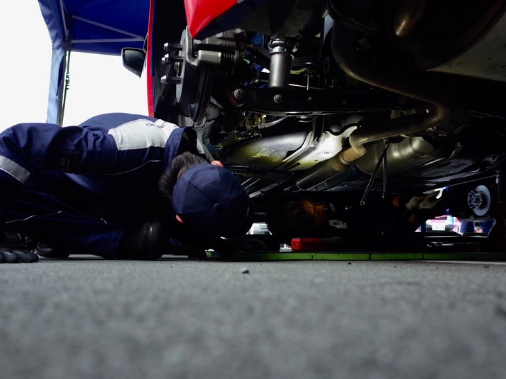 専有走行が終わったら予選前の車両清掃、メンテナンスです。89号車は今回初の2レースということもあり、トランスミッションを交換してもらうことになりました。