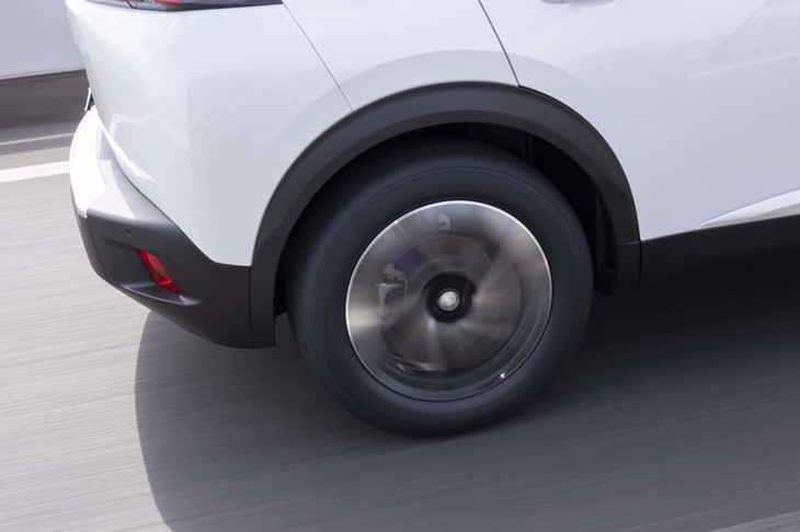 接地面積の広さは走行安定性だけでなく、偏摩耗の抑制＝ロングライフ性能の向上にも寄与している。