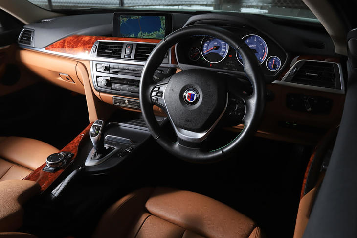 BMWを基にエンジンやシャシー、内外装に手を加え、ベース車とは一線を画す完成車に仕上げるBMWアルピナ。設立は1965年のことで、すでに半世紀を超える長い歴史を持つ。