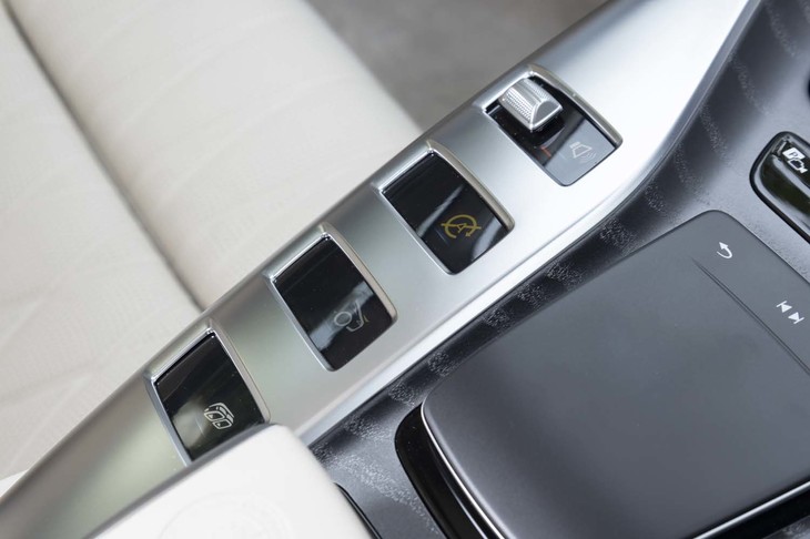こちらはセンターコンソールの左側。先頭がオーディオのボリュームで、後ろにアイドリングストップのオン／オフ、リアスポイラーの展開／格納、エキゾーストシステムの設定スイッチが続く。
