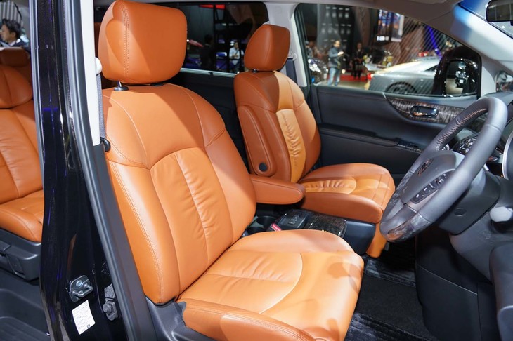 日産エルグランド ハイウェイスター ジェットブラック アーバンクロム