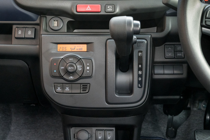 エアコンは「ハイブリッドX」と「L」のアップグレードパッケージ装着車がオート式、その他の仕様がマニュアル式。仕様に応じて、運転席と助手席にはシートヒーターも用意される。