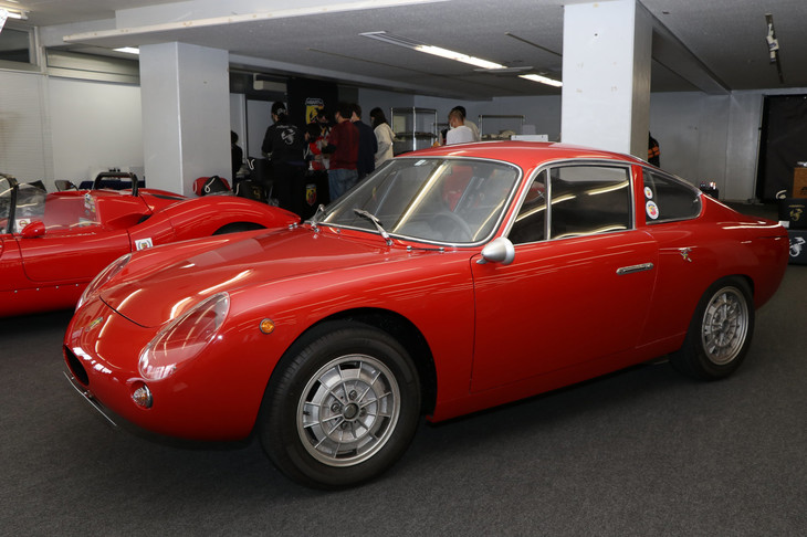 「フィアット・アバルト1000ビアルベーロGT」（1963年）。1962年のパリサロンでデビューしたビアルベーロGTの改良型モデル。リアテールがはね上がった“ダックテール”と呼ばれるデザインが特徴。同時にエンジン性能の向上も図られ、オーバー100HPとなる最高出力102HPを実現。これにより最高速度が210km/hに達した。