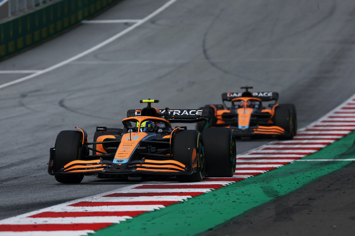 マクラーレンは浮き沈みの激しいシーズンを送っている。ランド・ノリス（写真前）は、第4戦エミリア・ロマーニャGPで3位表彰台を獲得するも、その後はダニエル・リカルド（同後ろ）ともどもマイナーポイントしか取れていない。不調のリカルドは、8月24日、契約期間を1年繰上げ今季限りでマクラーレンを去ることが決まった。（Photo=McLaren）