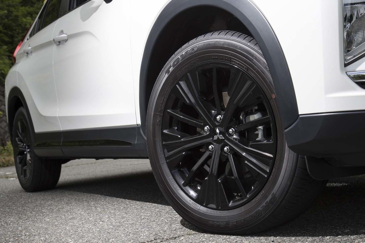 今回試乗した特別仕様車「ブラックエディション」には、ホイールセンターキャップを含めて黒で塗られた、18インチアルミホイールが装着される。