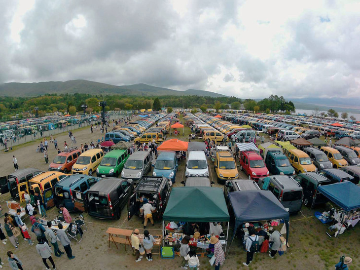 上空から見た「カングー」エリア1とフリーマーケットエリアが設置される「原っぱ」。どこを見てもカングーだらけ。限定車の種類が豊富なカングーだけに、駐車エリア散策でさまざまな仕様を見つけるのも面白い。