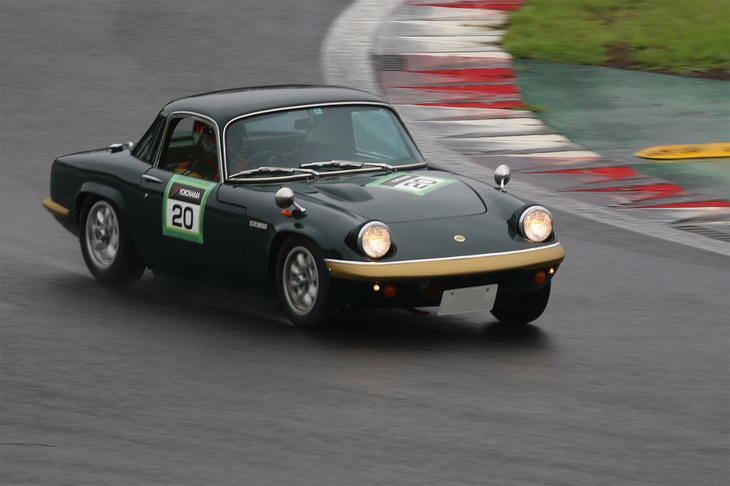 「ロータスヒストリック＆ケータハム」に出走した「エランFHC（フィクストヘッドクーペ）」。車名の通り、ハードトップを持つエランだ。