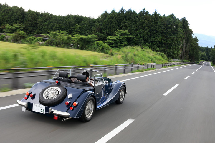 基本的にオーダーメイドで、一台一台手作りで製作される「モーガン4/4」。納車には1年近い時間を要するという。