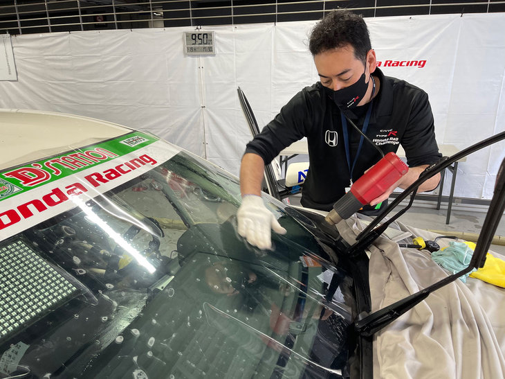 コボテクトではウィンドウフィルム施工のスクールも展開。工具の使い方やフィルムの扱い方、ガラス特性を理解したうえでの施工方法、部位ごとの仕上げ技術などのノウハウを教え、施工事業の開業サポートを行う。