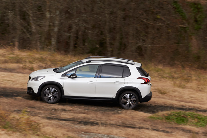 駆動方式はFFだが、前後オーバーハングの短さや高められた車高により、多少の悪路もゆとりを持って走破できる。