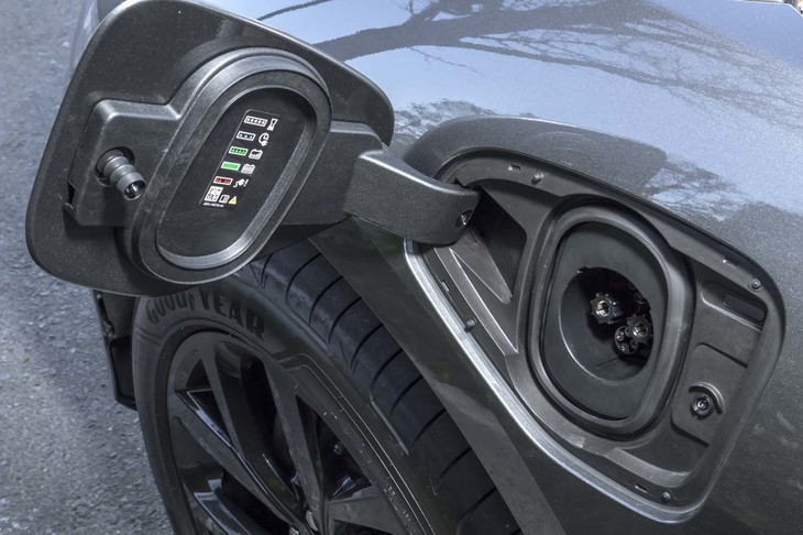 左フロントフェンダーにある急速充電用の給電口。普通充電の給電口は右側のフロントフェンダーに設けられている。