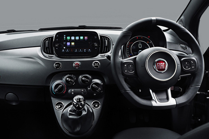 オーディオ／ハンズフリーコントローラー付きの専用レザースポーツステアリングホイールやシフトノブを採用する「500Sマヌアーレ・ロッサ」のインテリア。