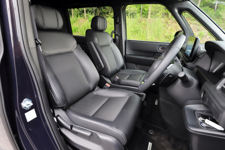 運転席と助手席には、座面や背もたれにサスペンションマットを用いた「ボディースタビライジングシート」を採用。お尻や背中を面で支える構造により、長時間座っていても疲れにくいシートとなっている。（写真：荒川正幸）
