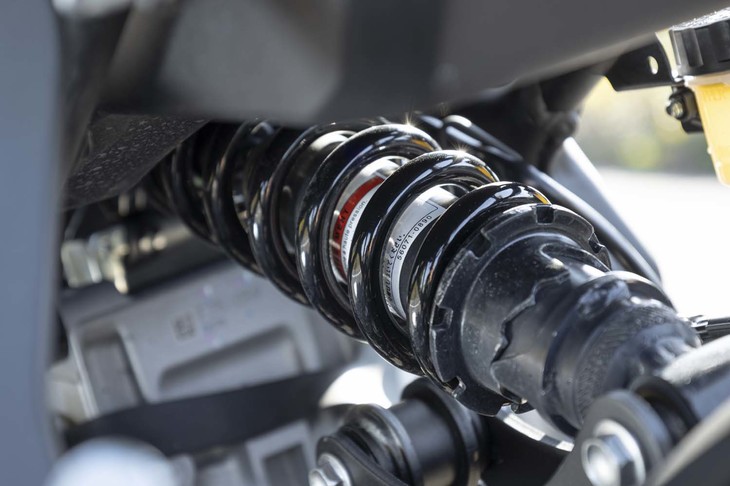 リアのサスペンションはシングルタイプ。水平に近い角度でレイアウトされている。