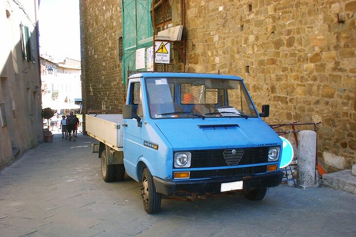 「ユニック・デイリー」のアルファ・ロメオ版である「AR8」。2003年、トスカーナ州の町で筆者撮影。