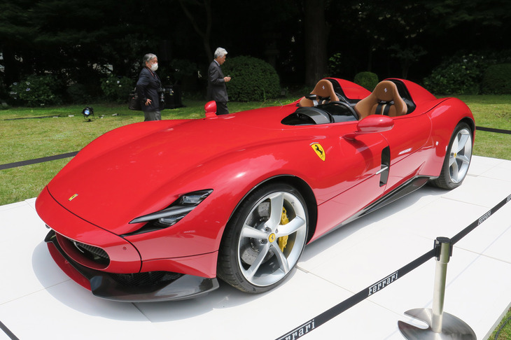 フェラーリのスペシャルモデル「モンツァSP2」。往年のレーシングカーをほうふつとさせるスタイリングと、最新のスポーツカー技術を融合させた、「イーコナ」シリーズの第1弾モデルだ。