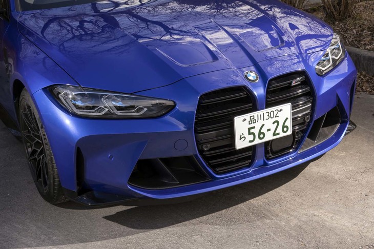 ボンネットを含め、起伏に富む凝った造形のフロントフェイス。同世代の「4シリーズ」に採用され賛否両論となった大型キドニーグリルも、すっかり見慣れた感がある。