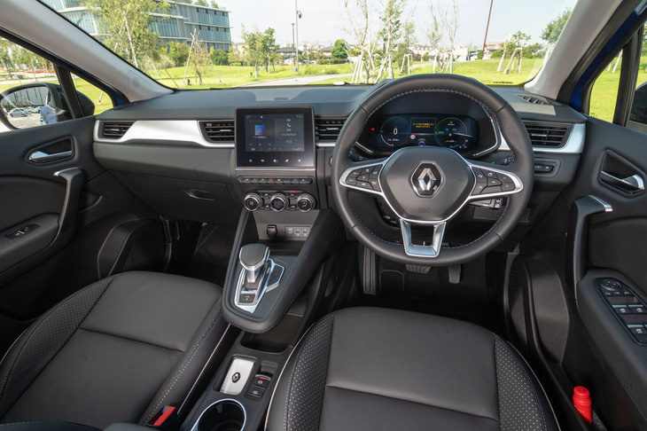 インテリアの仕様は基本的に純ガソリン車と共通。“2階建て”のセンターコンソールがユニークで、インパネには7インチ液晶のマルチメディアシステム「EASY LINK」が標準装備される。