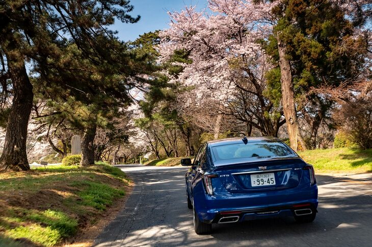 成熟が進んだシャシーやクオリティーの高いインテリアなど、さまざまな美点を備えた「CT5」。ドイツ御三家のモデルと比べてもそん色のない一台なので、次のクルマにインポートセダンを考えている人は、ぜひ一度試してみてほしい。